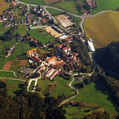 Flugwegposition um 13:42:35: Aufgenommen in der Nähe von Gemeinde St. Martin am Wöllmißberg, Österreich in 1462 Meter